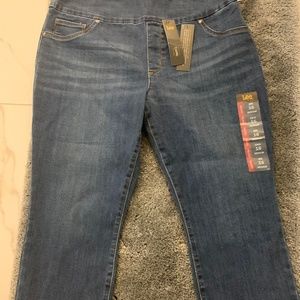 NWT Lee pull on denim capri size 16